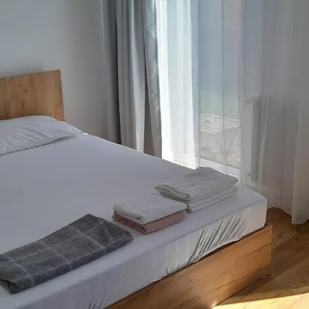 Coresi, 2 Camere, Sleeps 6 Large Private Garden Pets Welcome * Brasov