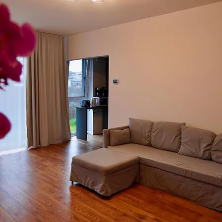Apartment Coresi, 2 Camere, Sleeps 6 Large Private Garden Pets Welcome *