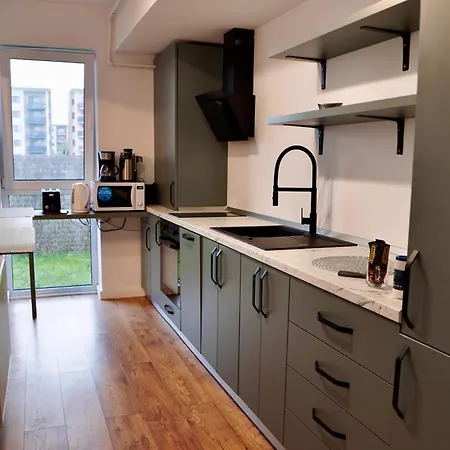 Apartment Coresi, 2 Camere, Sleeps 6 Large Private Garden Pets Welcome *